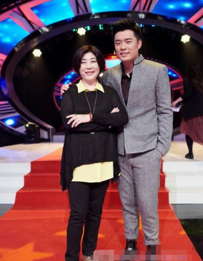 胡小玲,女,国家一级演员,中国戏剧家协会理事,中国话剧研究会理事