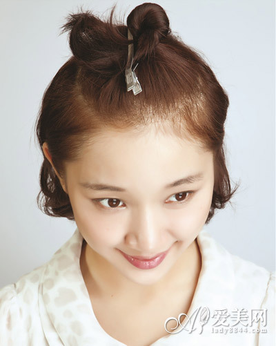 先按照圆弧形取出头顶的头发.