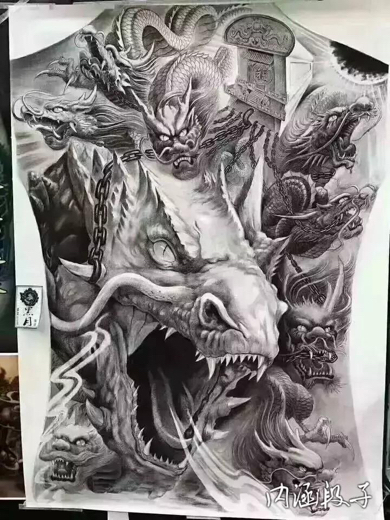 多年以前的纹身很难看,想找图案覆盖,要黑白,不要满背,求图.