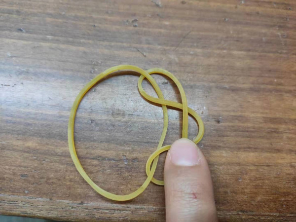 怎样将橡皮筋打结?