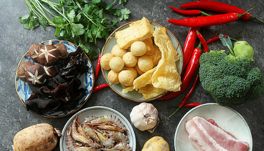扩展资料: 麻辣香锅的做法: 准备材料:五花肉120克,豆腐干300克
