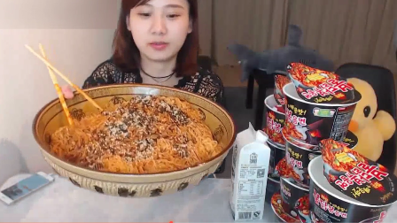 视频:中国大胃王密子君速食10桶火鸡面用时16分20秒 !吃货美食