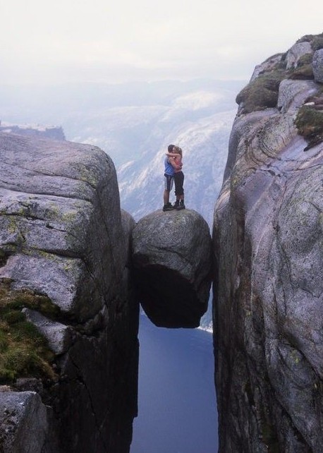 两个悬崖,中间就是一块石头卡住,人可站在上面,那里是哪个风景区