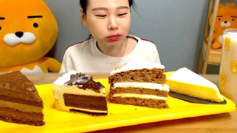 韩国大胃王卡妹吃巧克力海绵蛋糕,一口一口,每口都是幸福感
