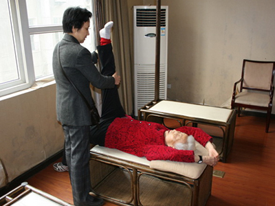 专家谈养生,老人腿老抽筋怎么办?