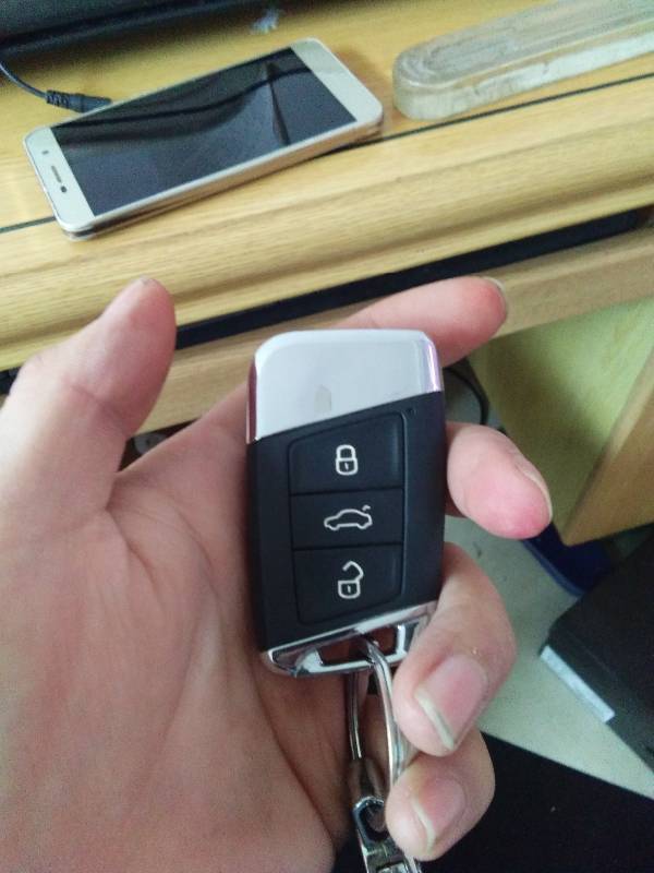 17款迈腾这种钥匙如何拆解换电池