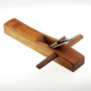 锤头的形状可以像羊角,也可以是楔形,其功能为拔出钉子.