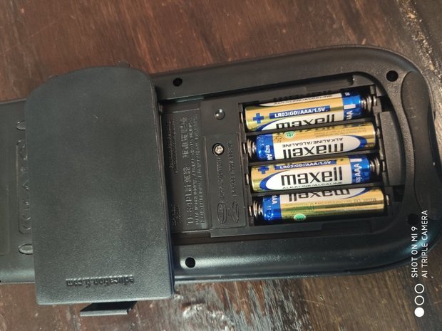 计算器电池仓里的东西,是干什么用的?