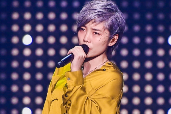 《父亲写的散文诗》这首歌的创作者是董玉方,他翻看了父亲的笔记本的