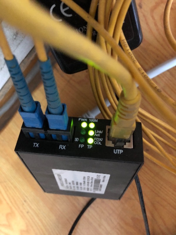 请问光纤收发器这两个灯不亮是什么意思啊?