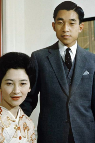 日天皇或生前退位_日本天皇生前退位,来看看天皇天后年轻时的样子