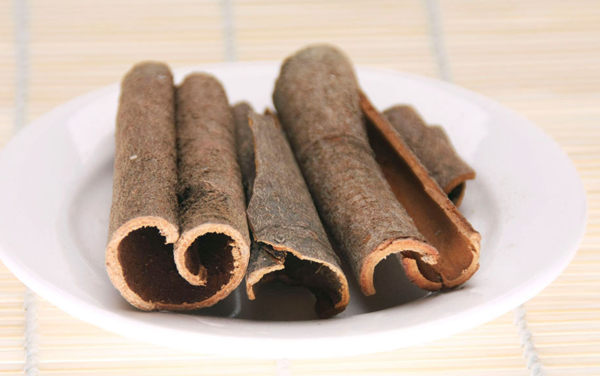 桂树的皮,学名柴桂,又称肉桂,官桂或香桂,为樟科,樟属植物天竺桂,阴香