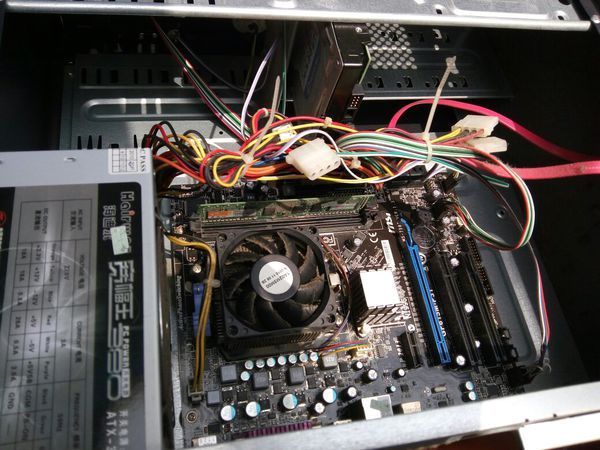 买了个二手台式电脑,开机显示器没反应。打开