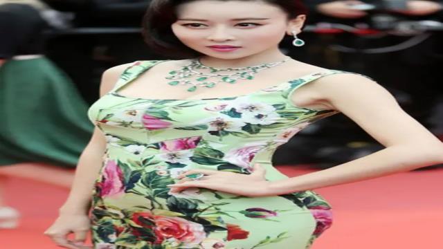  b>毛俊杰 /b>穿旗袍出席活动,性感身材迷倒不少粉丝