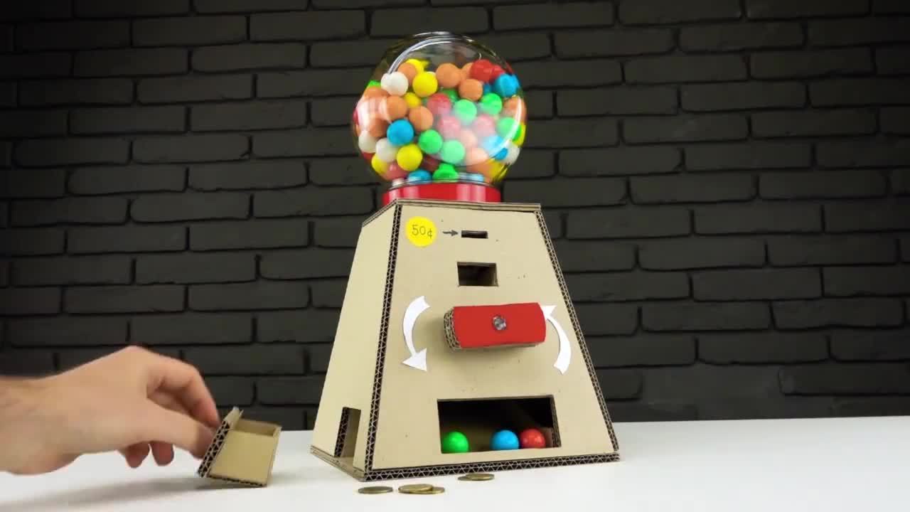 实拍牛人用废纸皮自制糖果机,用来哄熊孩子一定很棒!