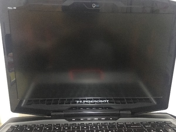 笔记本电脑开机后一直黑屏,左侧和右侧各有两