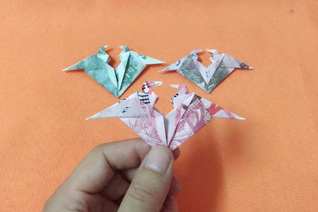 视频:纸币折的纸爱心千纸鹤,折法非常简单,2分钟就做好