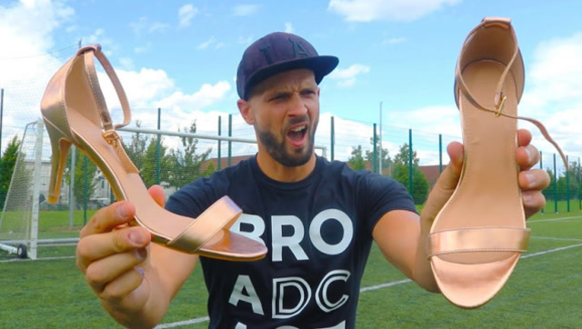 外国小伙开启神操作,挑战穿 高跟鞋踢球,看到最后大吃一惊