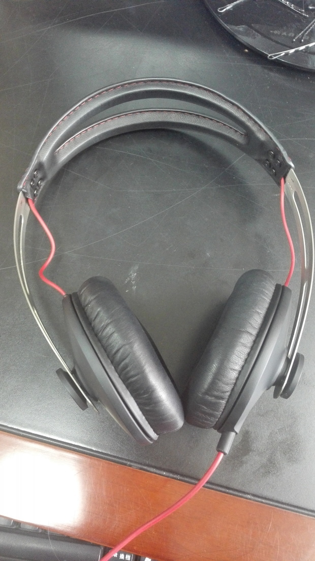 请大神帮忙鉴定真伪。森海塞尔大馒头上面没贴