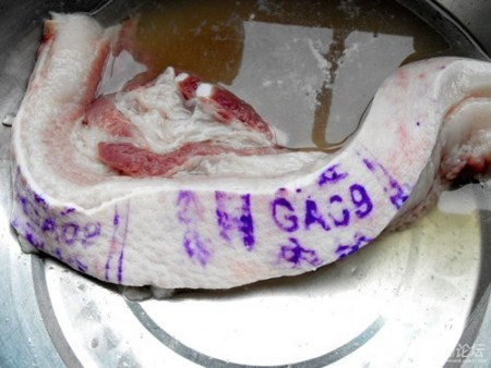 猪肉上有检验合格的印章印,怎么洗掉和清除呢?