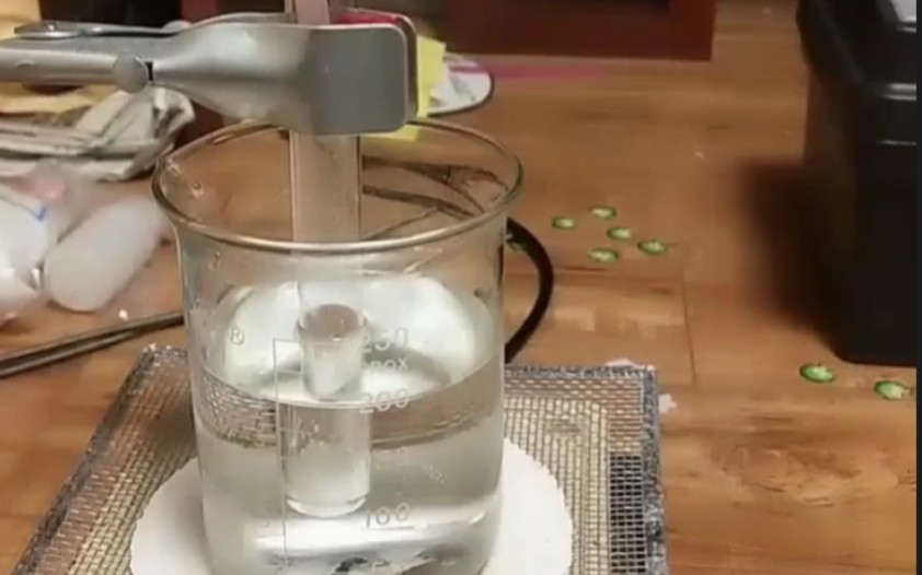 令人窒息的操作——水浴加热 碳酸氢铵(氨气的气味,你懂的)