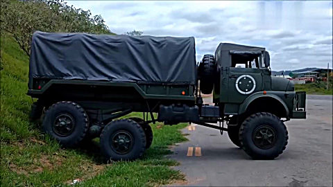 超跑奔驰6x6军用越野卡车,爬坡时底盘悬架简直太酷了