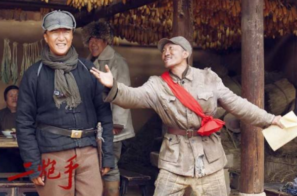 后因救李仁和之女李娴淑,被匪首谢老凿掠上山,成为土匪的二炮手,专攻