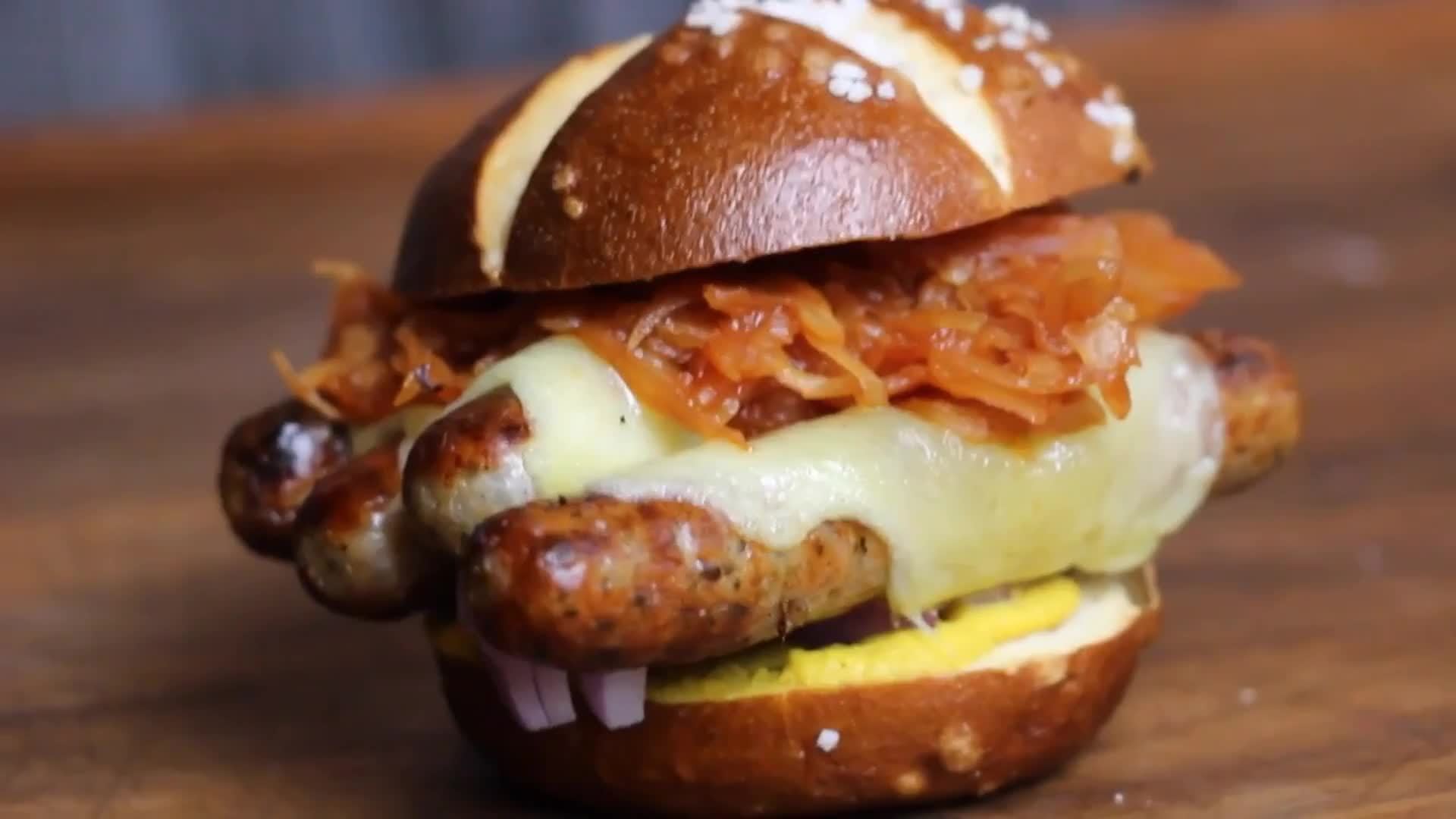 德国大厨用烤肠做美味的汉堡!这样的量,你吃的下去么?