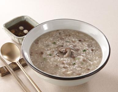 老太婆靠墙喝稀饭有什么含义?