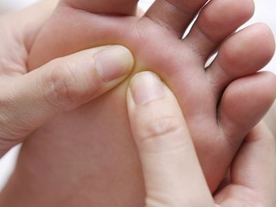 郑恺按摩脚底疼到面部扭曲,足底按摩真的有什么保健功效吗?