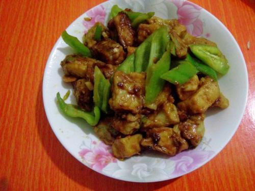 烧茄子怎么做,外边滚的是面粉还是淀粉?炸完之