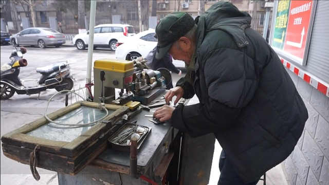 8旬翁 配钥匙:收费1.5元