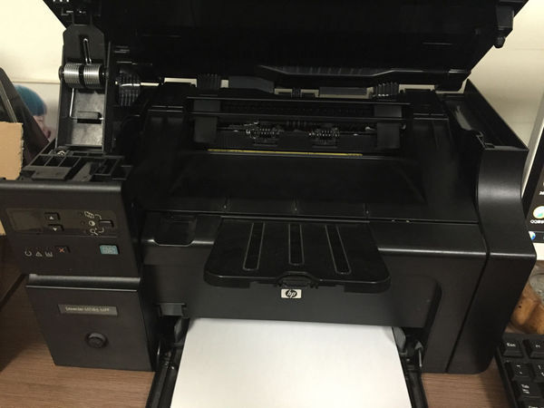 惠普hp laserjet m1136 mfp打印的时候不小心关了 卡纸了 在图里那个