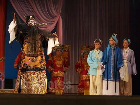 白字戏的曲白用汕尾市海陆丰方言,特别为当地农民所喜爱.