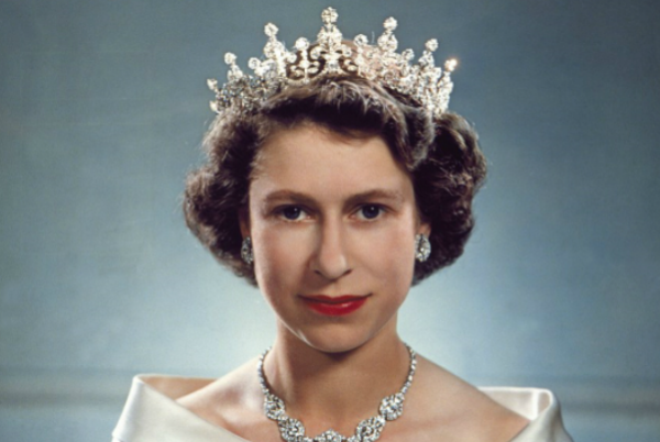 英国女王头发那么蓬松,为何戴上王冠不会掉呢?