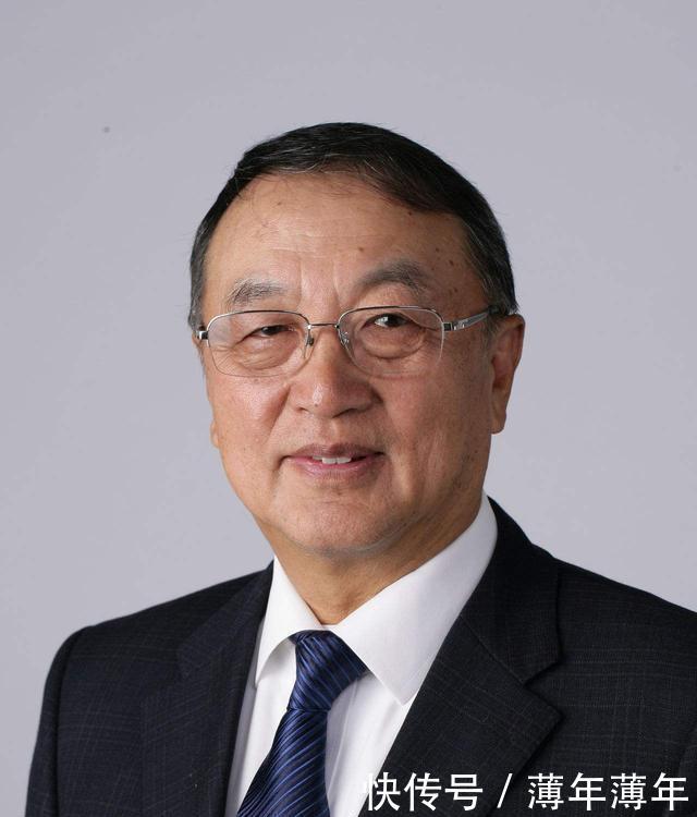 他是一名企业家