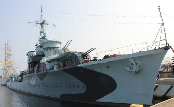 在海军部长斯维尔斯基的主持下,波兰向英国订购了2艘驱逐舰("雷鸣"号