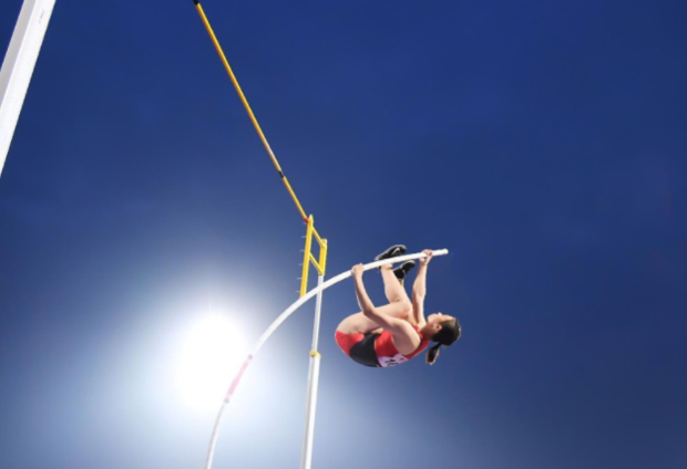 撑杆跳选手落下来的时候会不会被杆子戳到?