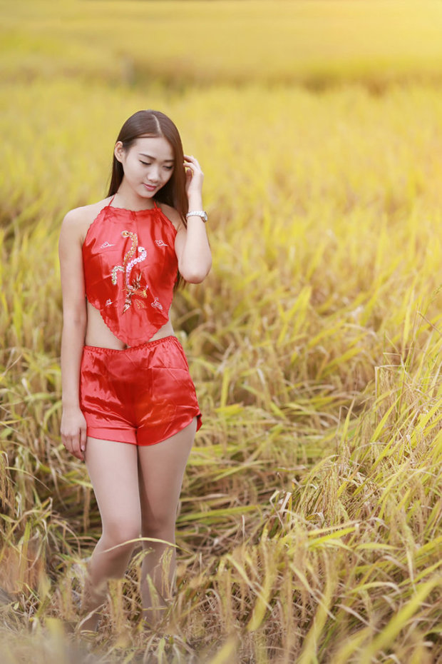 稻田里的肚兜女孩儿是谁