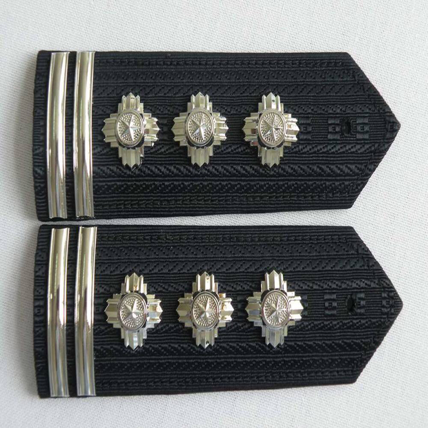 一级警督是正科级和副处级的最高警衔,佩戴两杠三星肩章的警官不是正