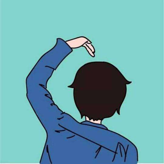 动漫男生左手举过头顶比半颗心,这个图片的情侣图片._360问答