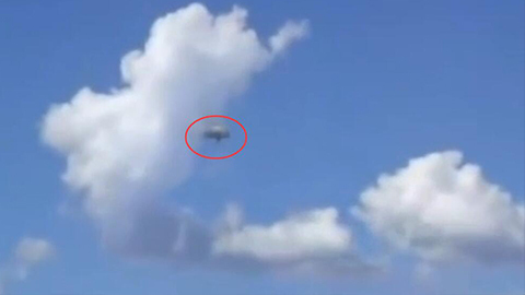 巴西司机高速公路上偶然拍到 空中ufo