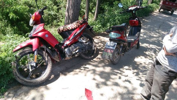 电动车和无牌无驾照摩托车相撞 摩托车方现在