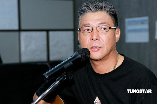 回首》是姜育恒演唱的一首歌曲,由陈乐融作词,卢冠廷作曲,陈志远编曲