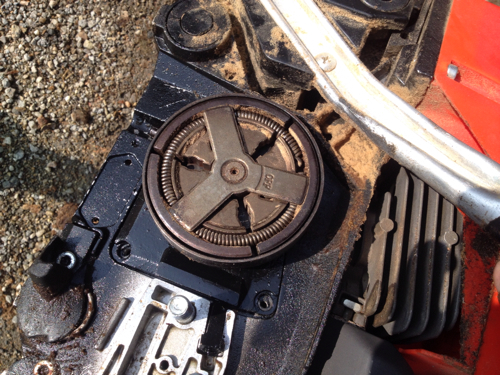谁知道这个油锯怎么拆,那个圆轮怎样拆下来