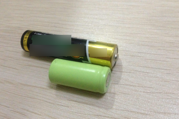 遥控器的电池正负极哪边朝着弹簧_360问答