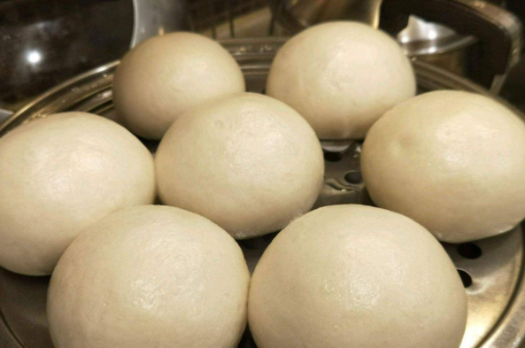 为什么蒸馒头一揭锅盖就缩了呢?_360问答