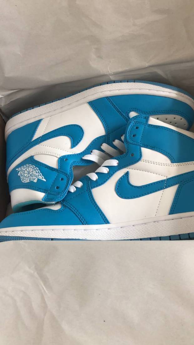 我这个aj北卡蓝是不是真的啊,求鉴定!