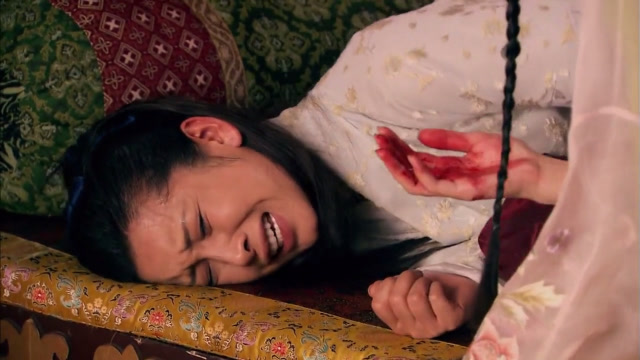 美女做噩梦吓得肚子疼,女儿伸手给她揉,哪知一揉手上全是血!