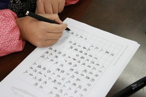 扩展资料: 古代汉字行款成因 古代雕版刻书或文字书